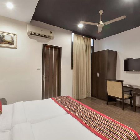 Oyo 9841 The Vivir 1 Hotel Noida Eksteriør billede